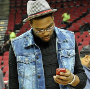 感受NBA巨人玩手机：科比像是玩手指，博班拿iPad当手机